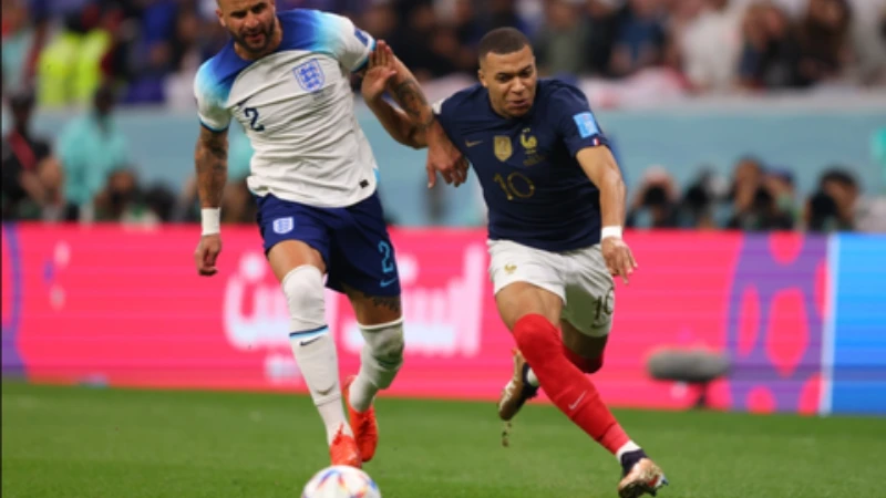 Cánh phải tốc độ đóng vai trò như thế nào trong đội hình