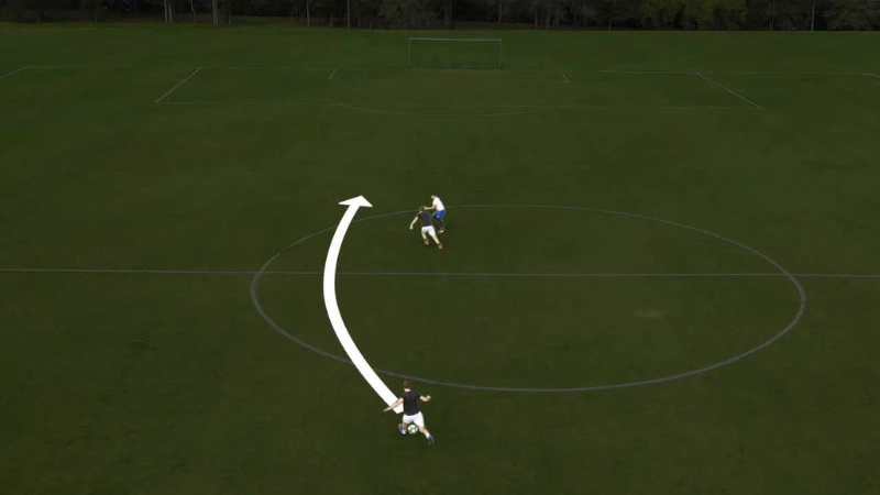 Tìm hiểu về chuyền ngược tuyến hai trong bóng đá