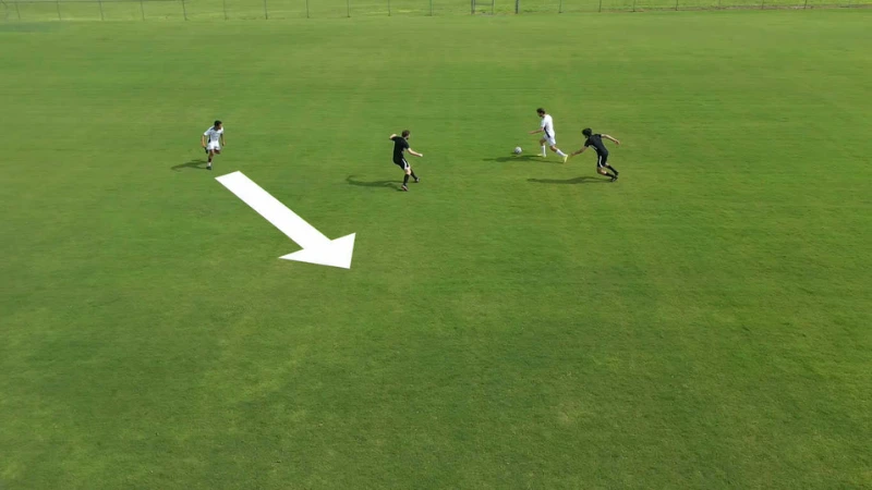 Tìm hiểu về chuyền ngược tuyến hai trong bóng đá