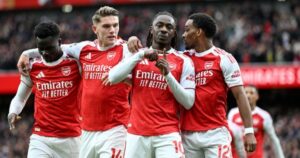 Eze ăn mừng "đặc biệt" sau bàn thắng phá lưới CLB cũ