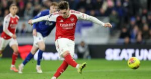 Arsenal trở lại ngôi đầu bảng NHA, Bukayo Saka thể hiện quyết tâm vô địch