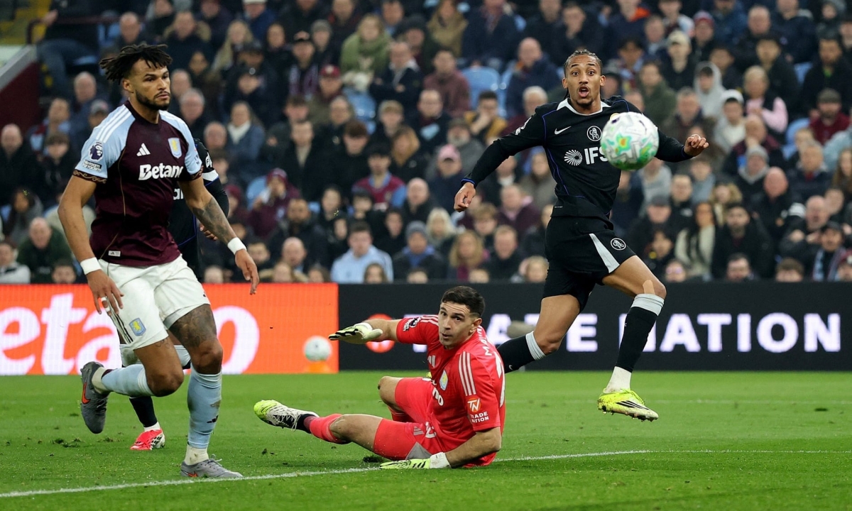 Pedro tiếp tục ghi bàn cho Chelsea